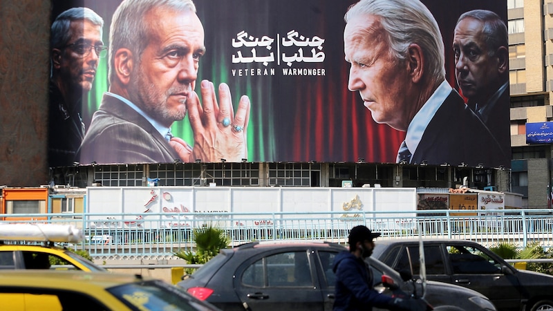 Ein Plakat in der Hauptstadt Teheran zeigt Irans Präsident Massud Pezeshkian (2. v. links) und Generalstabschef Mohammad Bagheri, die sich den beiden „Kriegstreibern“ Joe Biden und Benjamin Netanyahu entgegenstellen.  (Bild: APA/AFP or licensors)