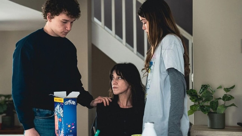 Sandrine (Charlotte Gainsbourg, Mi.) spricht mit ihren Kindern über die Scheidung.  (Bild: 2024 Nolita Cinema / Foto François Dourlen)