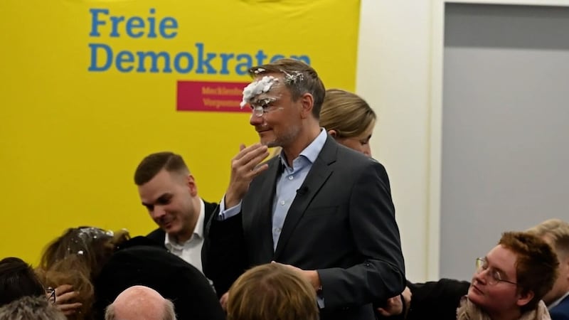 Lindner with shaving foam on his face (Bild: APA Pool/dpa/Stefan Sauer)