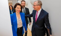 Noch-Landeshauptmann Wiflried Haslauer macht den Weg für Karoline Edtstadler frei.