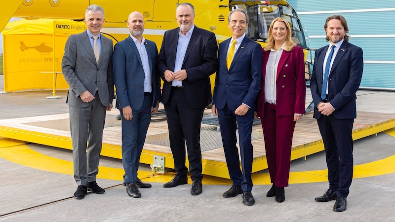 Mayor Hannes Schmid, ÖAMTC Director Oliver Schmerold, Governor Hans Peter Doskozil, ÖAMTC President Günter Thumser, Provincial Councillor Daniela Winkler and ÖAMTC Air Rescue Managing Director Marco Trefanitz in front of the new emergency helicopter base. (Bild: LMS)