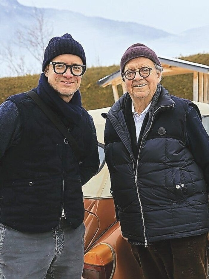 Sohn und Vater mit je einem VW Käfern dabei: Peter und Hans Peter Spak bei der Abfahrt aus ...