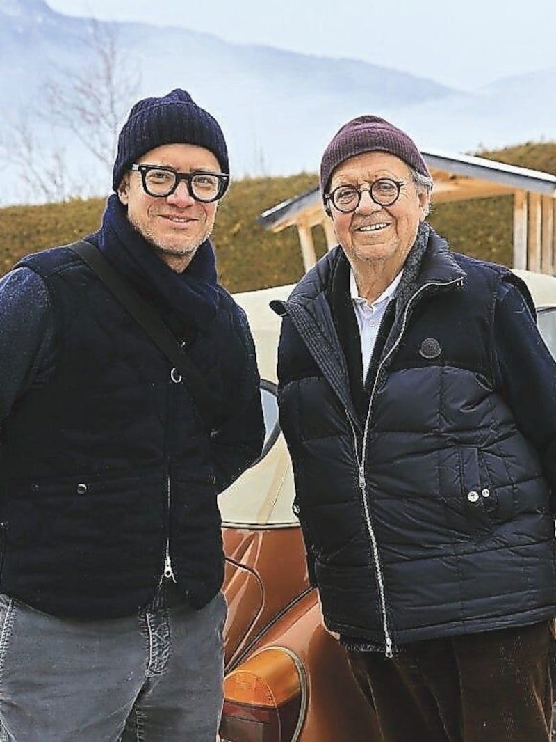 Son and father, each with a VW Beetle: Peter and Hans Peter Spak on the descent from Schladming. (Bild: Tomschi Peter)