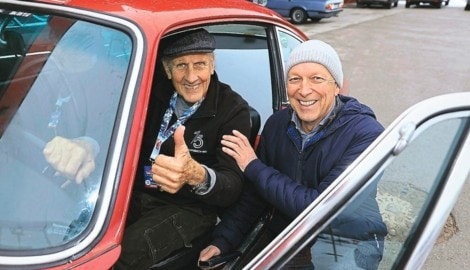 Hans-Joachim Stuck im Porsche mit dem Veranstalter Michael Glöckner beim Start. (Bild: Tomschi Peter)