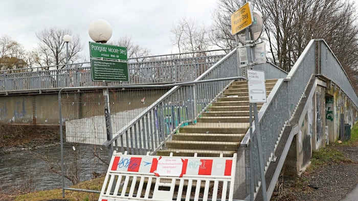 The new construction of the Pongratz-Moore footbridge, which has been closed since July 2023, ...