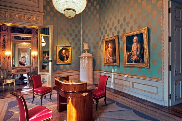 Im Fürstlichen Schreib- und Goldkabinett hängen Gemälde von Kaiser Franz Stephan (re.), seiner ...