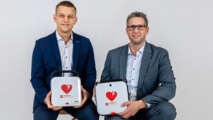 Lukas Plank und Andreas Steiner mit den Defibrilatoren. 