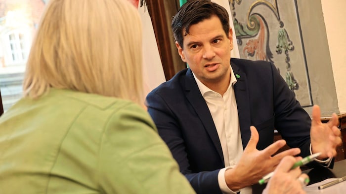 Hannes Amesbauer in conversation with "Krone" editor Christa Blümel