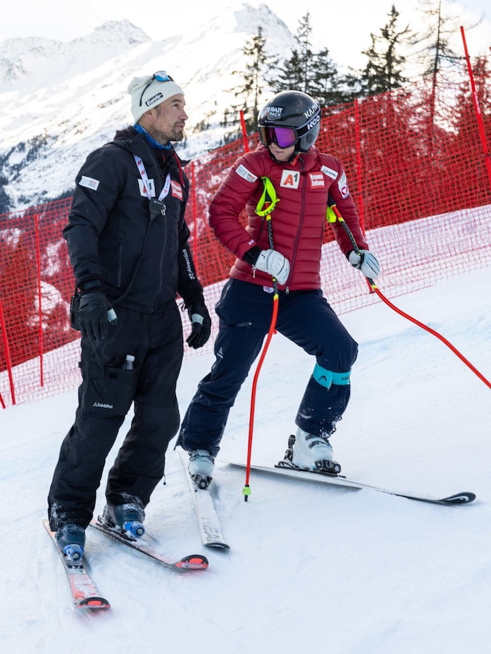 Group coach Christoph Alster during the inspection of the "Karl Schranz" downhill run with the skier Ariane Rädler.