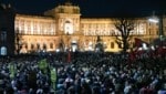 Ausnahmestimmung vor der Hofburg in Wien (Bild: APA/HELMUT FOHRINGER)