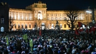 Ausnahmestimmung vor der Hofburg in Wien (Bild: APA/HELMUT FOHRINGER)