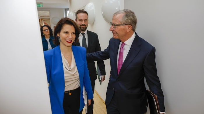 Haslauer-Stellvertreter Stefan Schnöll (Mitte) lässt Europa-Ministerin Karoline Edtstadler den Vortritt.