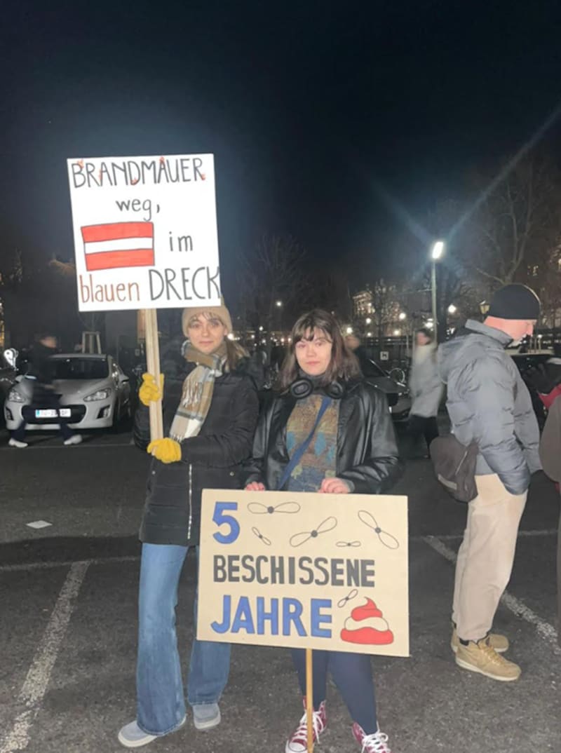 Chiara (17) (left) is disappointed: "I expected that the three very different parties would somehow be able to come together to prevent a party that definitely wants to destroy our state." (Bild: Hannah Tilly)