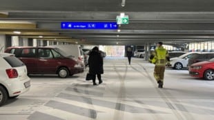 Das Parkdeck und zahlreiche Autos waren weiß. (Bild: zoom.tirol)