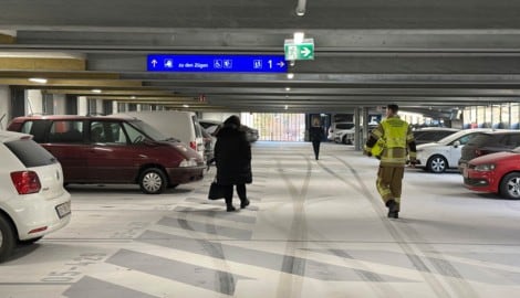 Das Parkdeck und zahlreiche Autos waren weiß. (Bild: zoom.tirol)