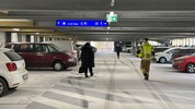Das Parkdeck und zahlreiche Autos waren weiß.