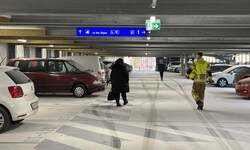 Das Parkdeck und zahlreiche Autos waren weiß.
