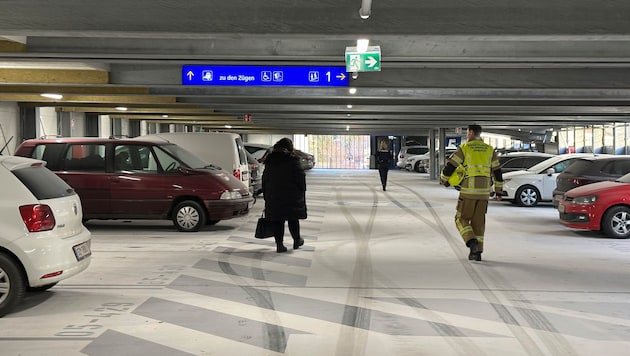 The parking deck and numerous cars were white. (Bild: zoom.tirol)