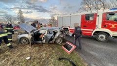 Das Auto wurde auf ein Wiesenstück geschleudert. (Bild: Krone KREATIV)