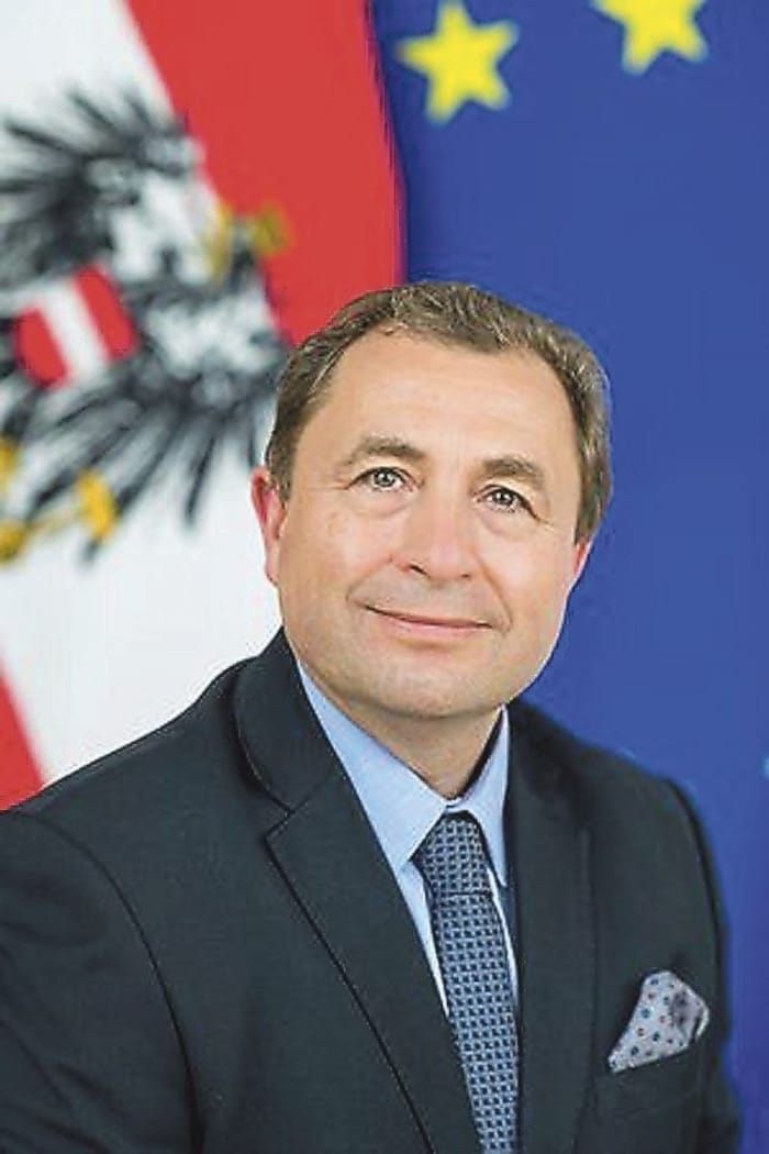 Michael Postl, General- konsul in Los Angeles, brach eine Dienstreise ab, um mit seinem Team ...