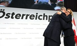 Karl Nehammer wurde von Johanne Mikl-Leitner herzlich verabschiedet. Seine Zukunft ist ...