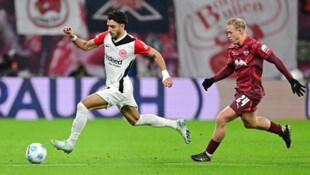 Omar Marmoush (li.) steht im Fokus zahlreicher Topklubs.