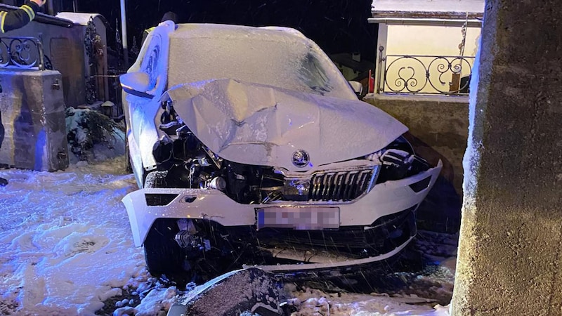 Das Auto und die Mauer wurden massiv beschädigt. (Bild: ZOOM Tirol/Krone KREATIV)