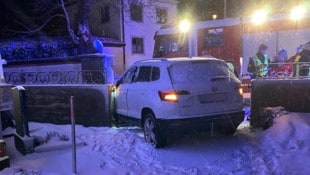 Beim Eintreffen der Einsatzkräfte fehlte von der Unfalllenkerin jede Spur. (Bild: ZOOM Tirol/Krone KREATIV)