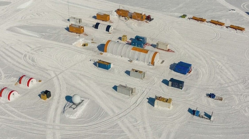 Aerial view of the Little Dome C research camp in the Antarctic (Bild: kameraOne (Screenshot))