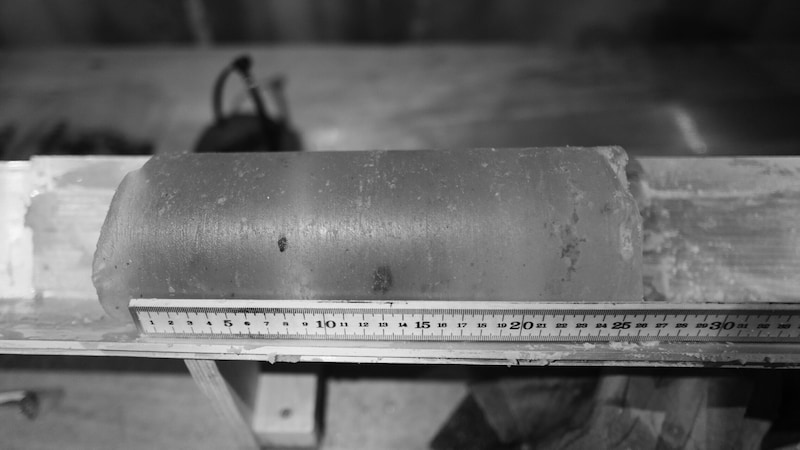 An ice core from a depth of 2800 meters (Bild: Alfred-Wegener-Institut/PNRA/IPEV)