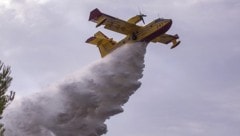 Mit zwei sogenannten Super Scoopern unterstützt Kanada die Feuerwehr von Los Angeles. (Bild: APA/GETTY IMAGES NORTH AMERICA)