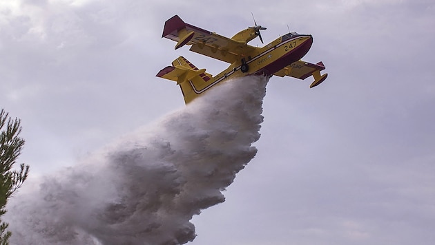 Mit zwei sogenannten Super Scoopern unterstützt Kanada die Feuerwehr von Los Angeles. (Bild: APA/GETTY IMAGES NORTH AMERICA)