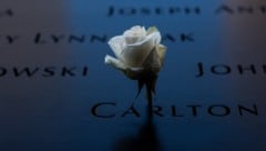 Eine weiße Rose schmückt das 9/11-Denkmal. (Bild: AFP/SPENCER PLATT/Getty Images)