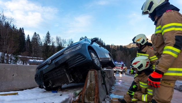 Der Lenker gab an, dass die Sonne ihn geblendet hatte. (Bild: Freiwillige Feuerwehr Annaberg im Lammertal )