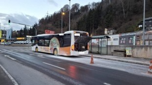 Freitagfrüh begann es im Motorraum dieses Busses in Kapfenberg zu brennen. (Bild: FF Kapfenberg – Diemlach)