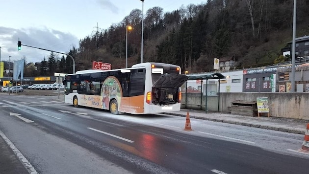 Early on Friday morning, a fire started in the engine compartment of this bus in Kapfenberg. (Bild: FF Kapfenberg – Diemlach)