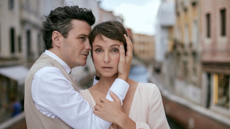 Julia Koschitz and Manuel Rubey shine in the film adaptation "Ewig Dein" based on a novel by Daniel Glattauer, currently being shown on ORF ON. (Bild: ORF)