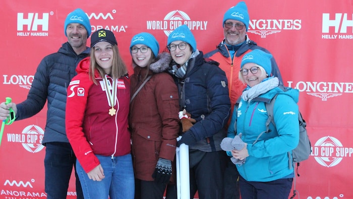 At the Junior World Championships in Panorama, Canada, Magdalena Egger was supported not only by her dad Norbert (2nd from right), but also by her Carinthian relatives on her mother's side.