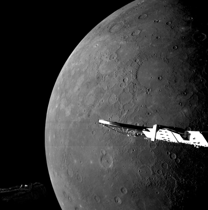 Mit ihren zahlreichen Kratern erinnert die Oberfläche von Merkur frappant an jene des Mondes. (Bild: ESA/BepiColombo/MTM (CC BY-SA 3.0 IGO))