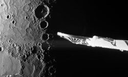 Eisige, immer dunkle Krater auf dem Nordpol des Planeten Merkur