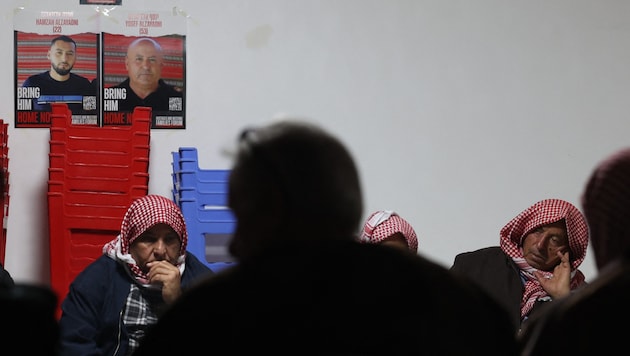 Surviving relatives mourn those killed. (Bild: AFP/Ahmad GHARABLI)