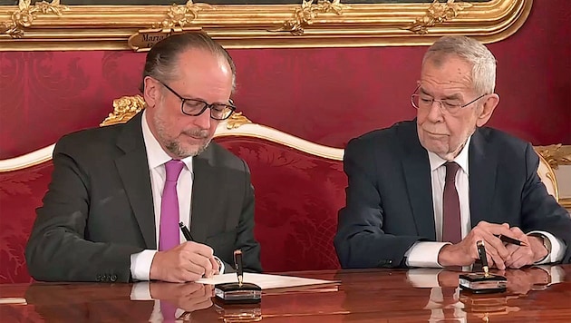 With his inauguration as interim chancellor, Alexander Schallenberg is both Karl Nehammer's predecessor and successor. (Bild: Screenshot APA-Livestream)