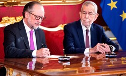 Alexander Schallenberg ist mit der Angelobung als Übergangs-Kanzler sowohl Vorgänger als auch ...