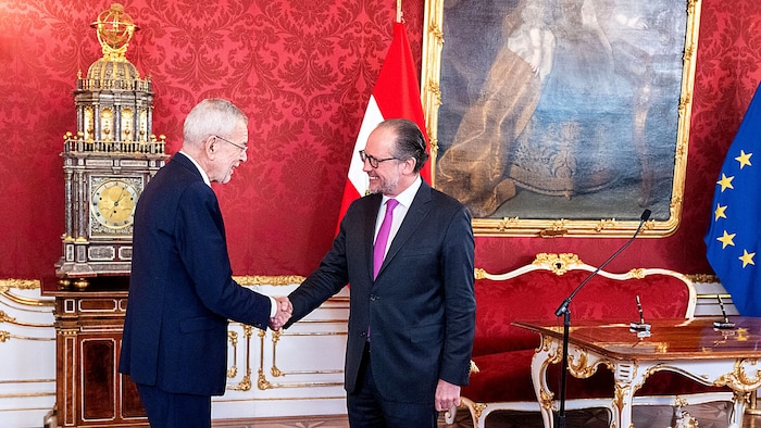 Der Präsident bedankte sich herzlich beim scheidenden und auch beim neuen Bundeskanzler.