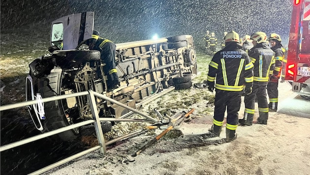 The school bus overturned to one side in Pöndorf, the two occupants were injured (Bild: FF Pöndorf)