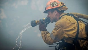 Der Kampf gegen das Flammenmeer tobt weiter. (Bild: APA/AP)