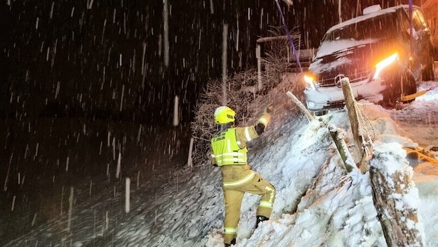 The cab was in danger of crashing (Bild: FF St. Johann)