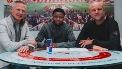 Aboubacar Camara (M.) mit den Geschäftsführern Stephan Reiter (li.) und Rouven Schröder. (Bild: FC Red Bull Salzburg)