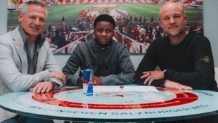 Aboubacar Camara (M.) mit den Geschäftsführern Stephan Reiter (li.) und Rouven Schröder. (Bild: FC Red Bull Salzburg)