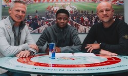 Aboubacar Camara (M.) mit den Geschäftsführern Stephan Reiter (li.) und Rouven Schröder.